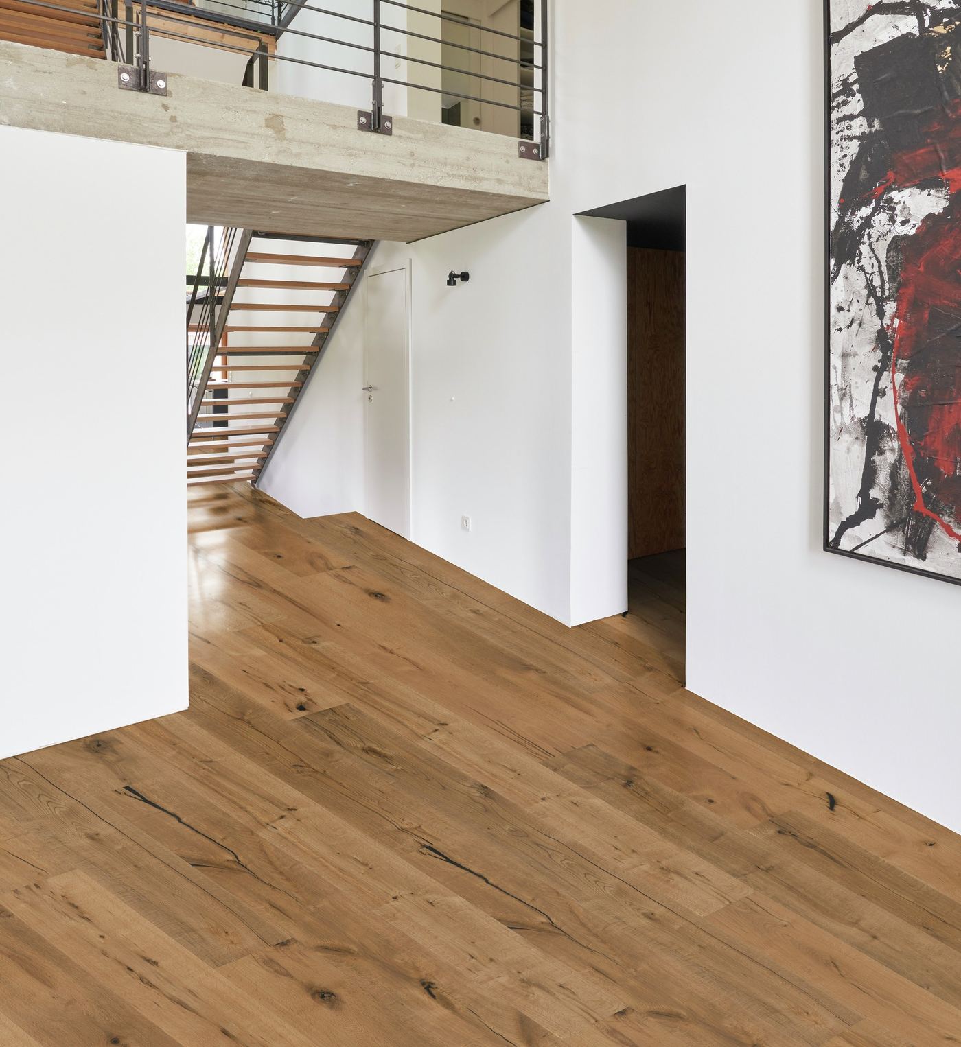 Heller Wohnraum mit Treppe, Kunstwerk und Landhausdielen in Eiche Super Country