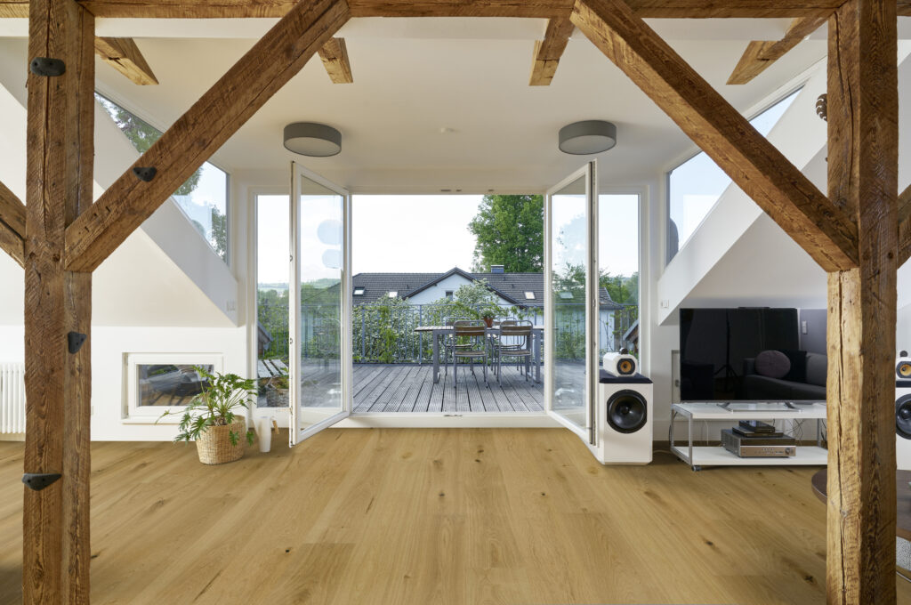 Wohnraum mit Holzbalken und Landhausdielen Eiche Halifax XL